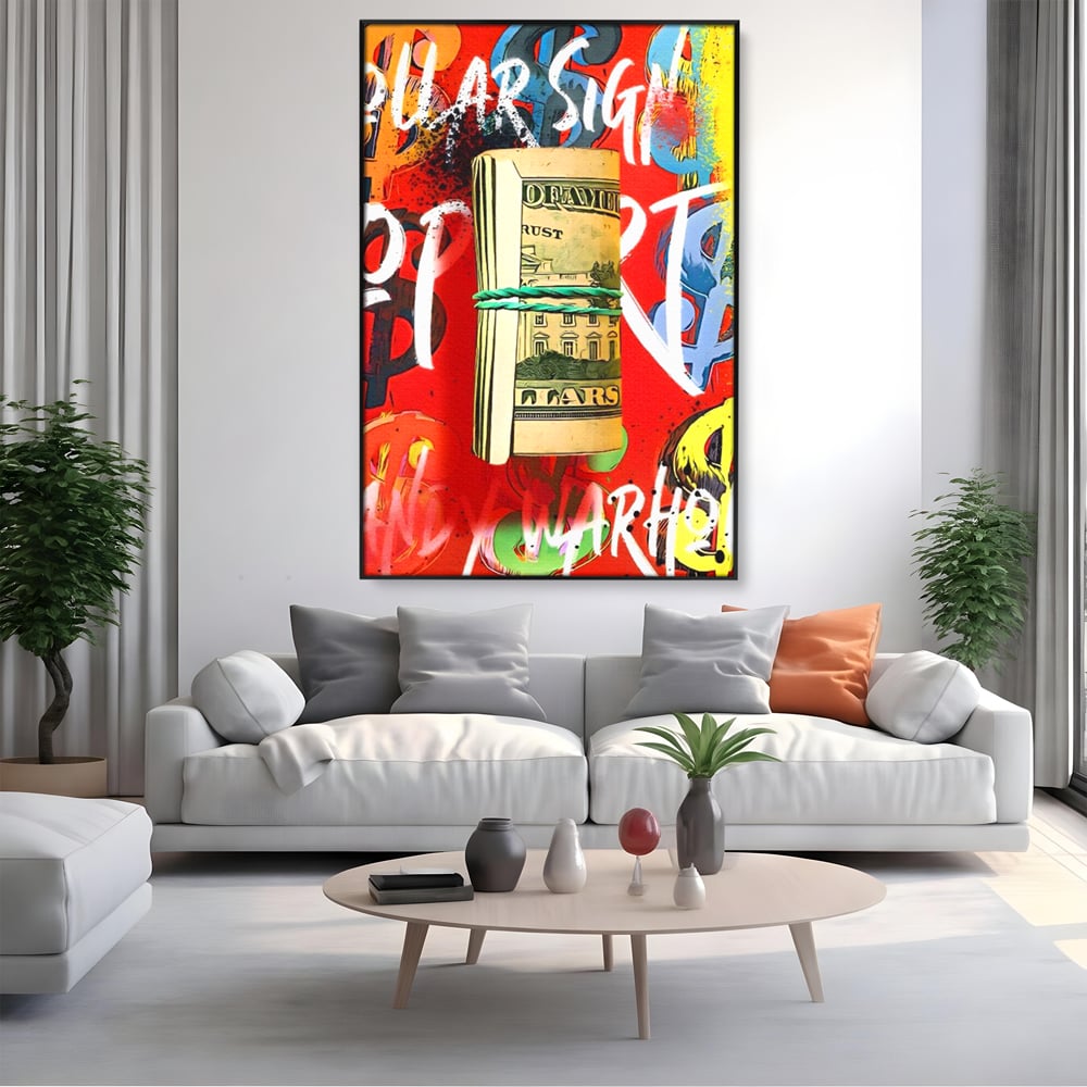 Tablou canvas cu tablou canvas cu teanc de dolari, in rama de aluminiu negru, pe perete intr-un living